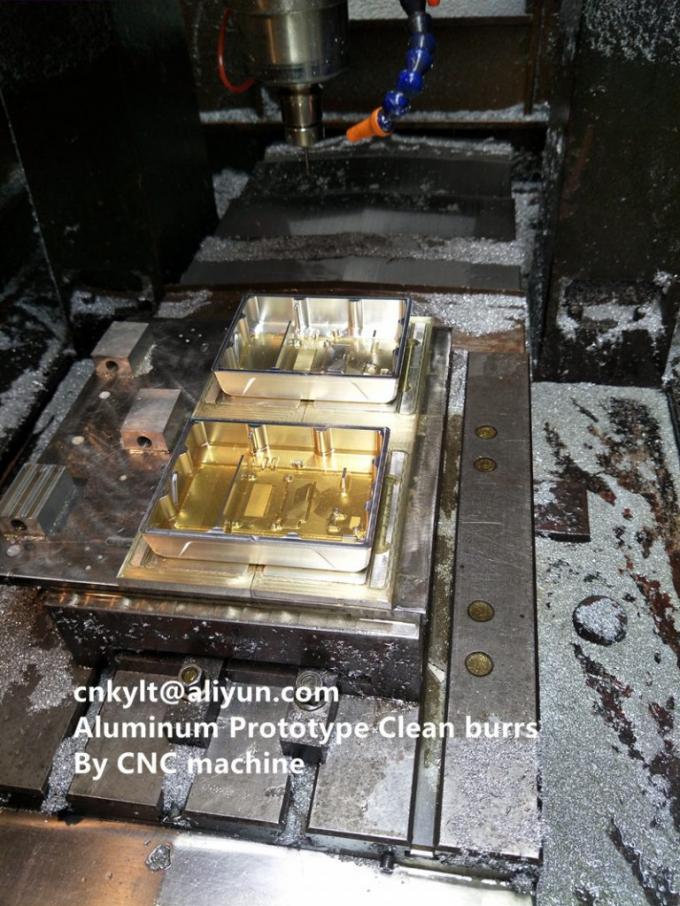 Rebabas limpias del prototipo de aluminio por la máquina del CNC