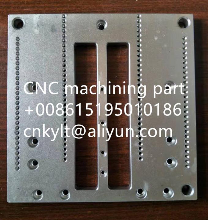 Objeto de aluminio que trabaja a máquina del CNC
