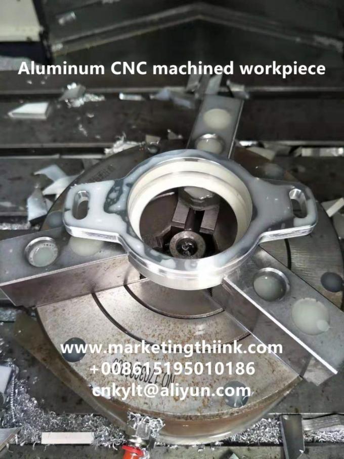 Objeto trabajado a máquina CNC de aluminio