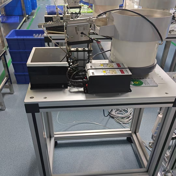 Exportación a Irán: máquina de alimentación de clavos para grapadores automáticos de piel